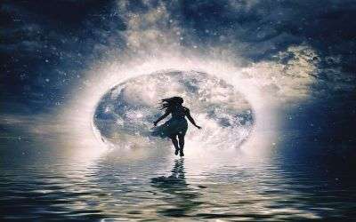 ترقص في وسط مياه البحيرة على نور القمر وأشعة النجوم
