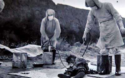 جنود من الوحدة 731 يجرون تجارب على طفل صيني من ضحايا السلاح البايولجي وهو يتألم ويحتضر