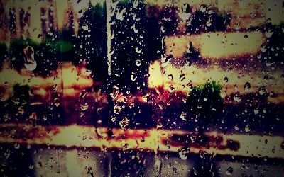 نظرت للنافذة فرأت المطر ينساب على زجاجها كشلال منهمر..