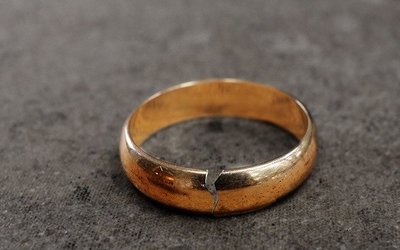 رأيت في المنام أن خاتم زواجي قد إنكسر