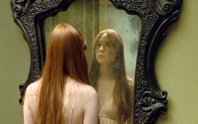 لاحظت تلك المرأة المدللة مرآة طويلة ذات أطار خشبي مستطيل لونه بني قاتم
