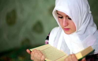 بدأت أرتل القرآن بصوت عذب و جميل