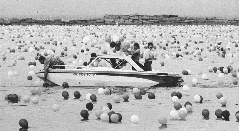 صورة من مهرجان بالونات كليفلاند .. بالونات في البحيرة