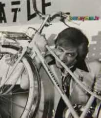 ميشيل لوتيتو يلتهم دراجة